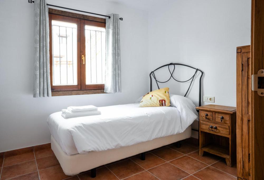 Hostal Antiguo Hospital Linares de Mora Esterno foto