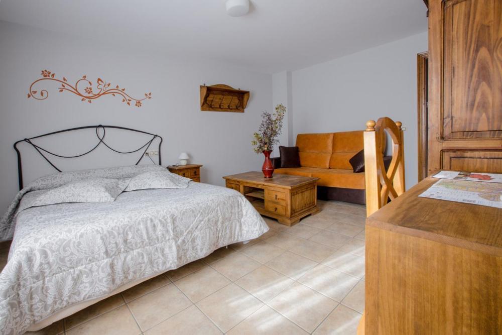 Hostal Antiguo Hospital Linares de Mora Esterno foto