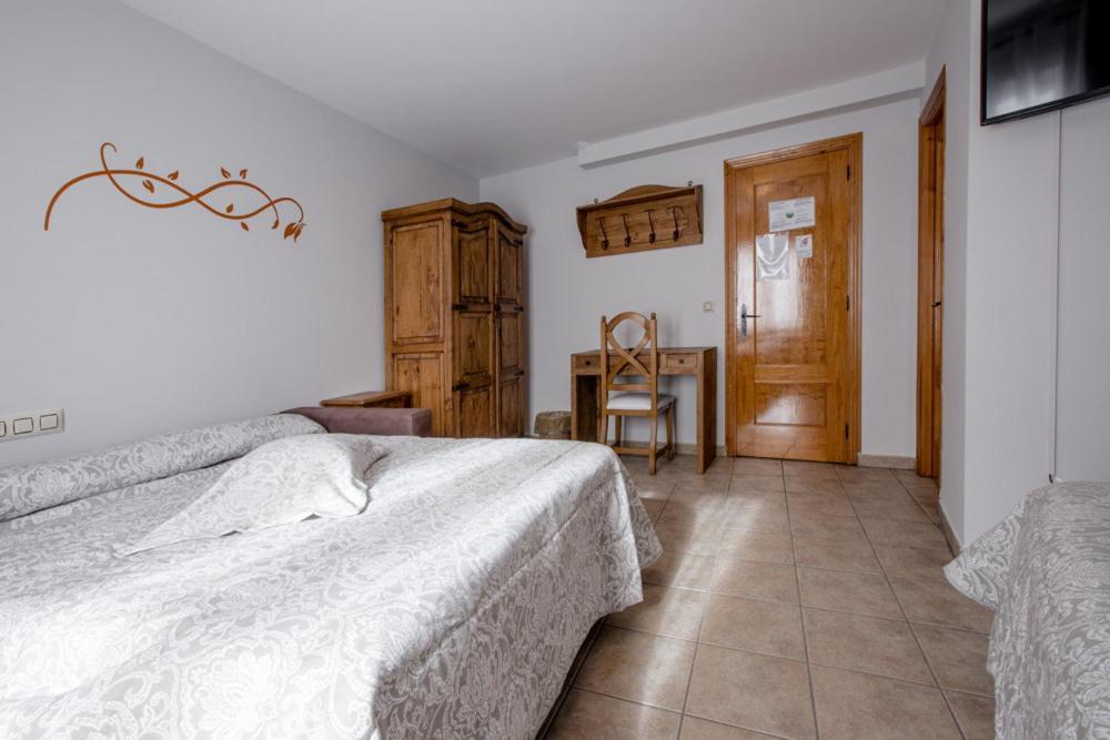 Hostal Antiguo Hospital Linares de Mora Esterno foto