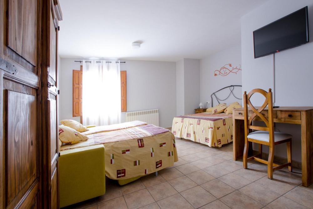 Hostal Antiguo Hospital Linares de Mora Esterno foto