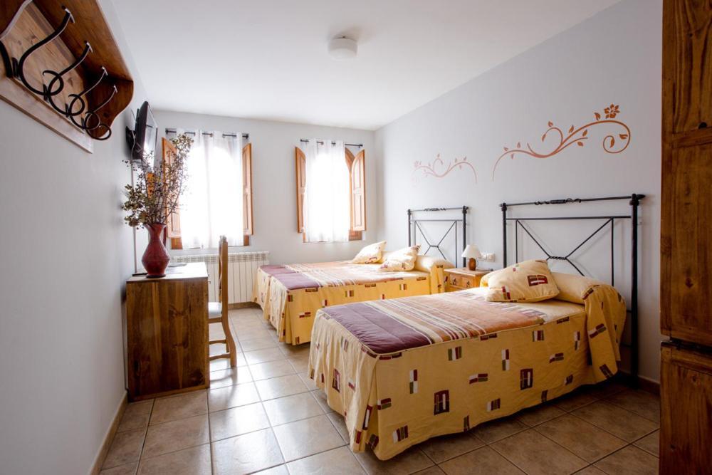Hostal Antiguo Hospital Linares de Mora Esterno foto